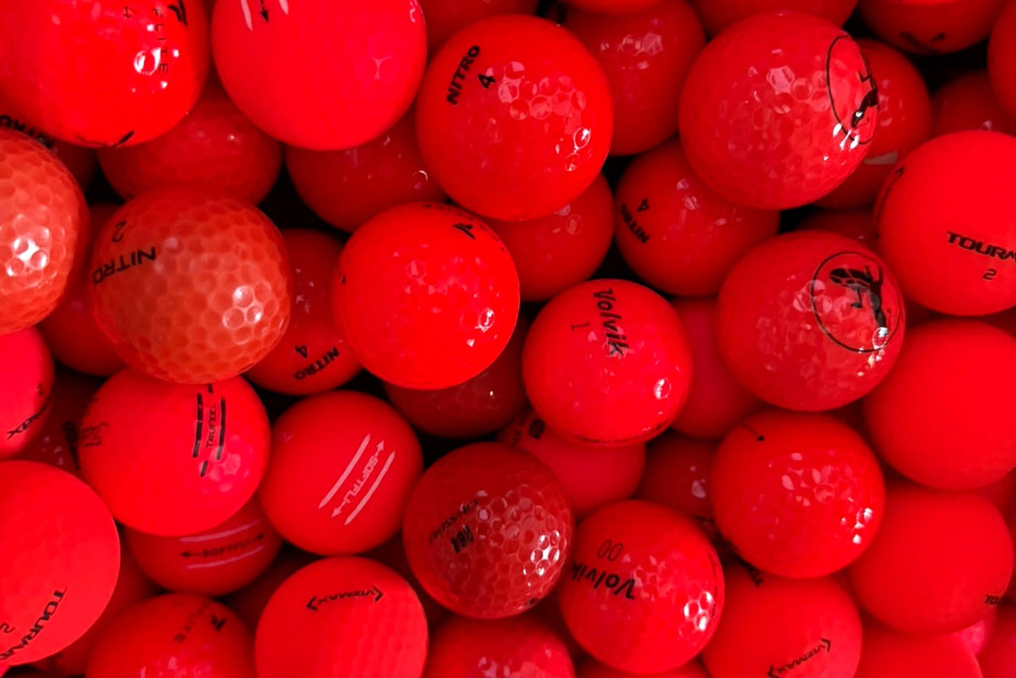 Nahaufnahme rote Golfbälle im Mix mit Marken wie Callaway, Nitro, Volvik und TourMax