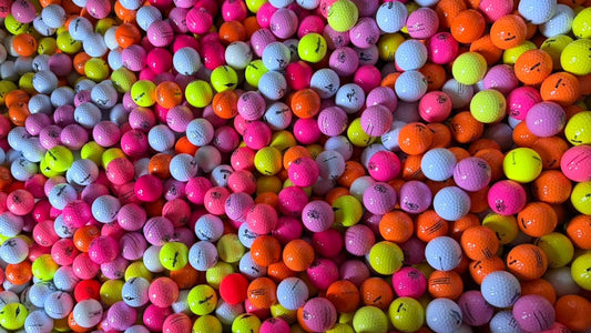 Hunderte farbige Golfbälle in Pink, Gelb, Orange und Weiss – gebrauchte Lakeballs sortiert bei TopBall.ch