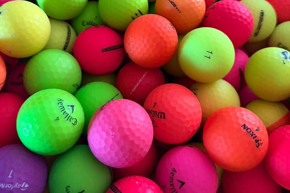 Matt Mix Golfbälle Nahaufnahme – matte Oberfläche in Neonfarben, gebrauchte Golfbälle von TopBall Schweiz