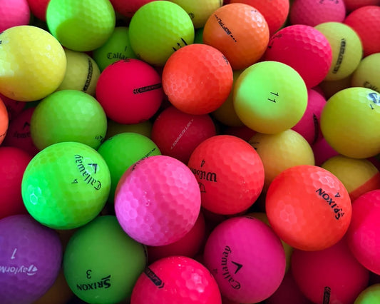 Matt Mix Golfbälle Nahaufnahme – matte Oberfläche in Neonfarben, gebrauchte Golfbälle von TopBall Schweiz