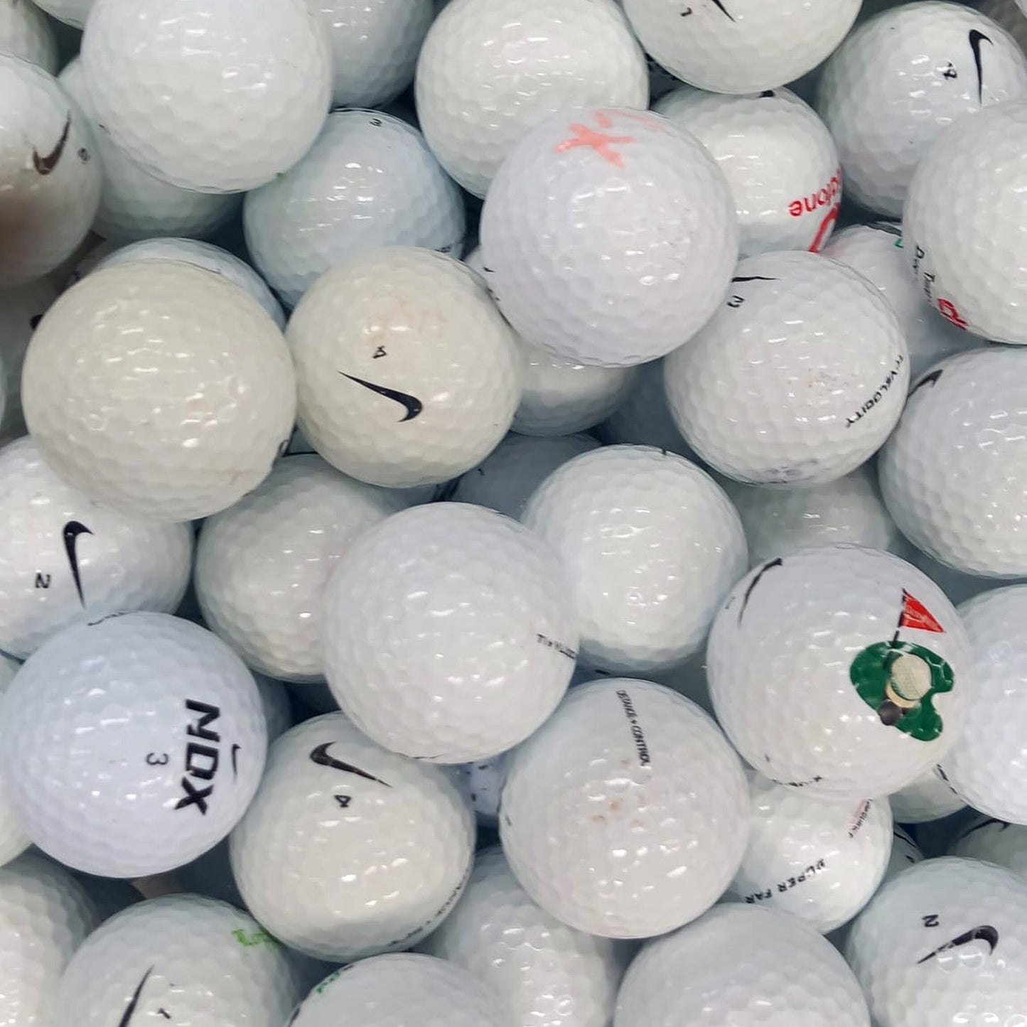 „Nike Lakeballs im Mix, dicht sortiert im TopBall Sammelbehälter – gebrauchte Golfbälle Schweiz"