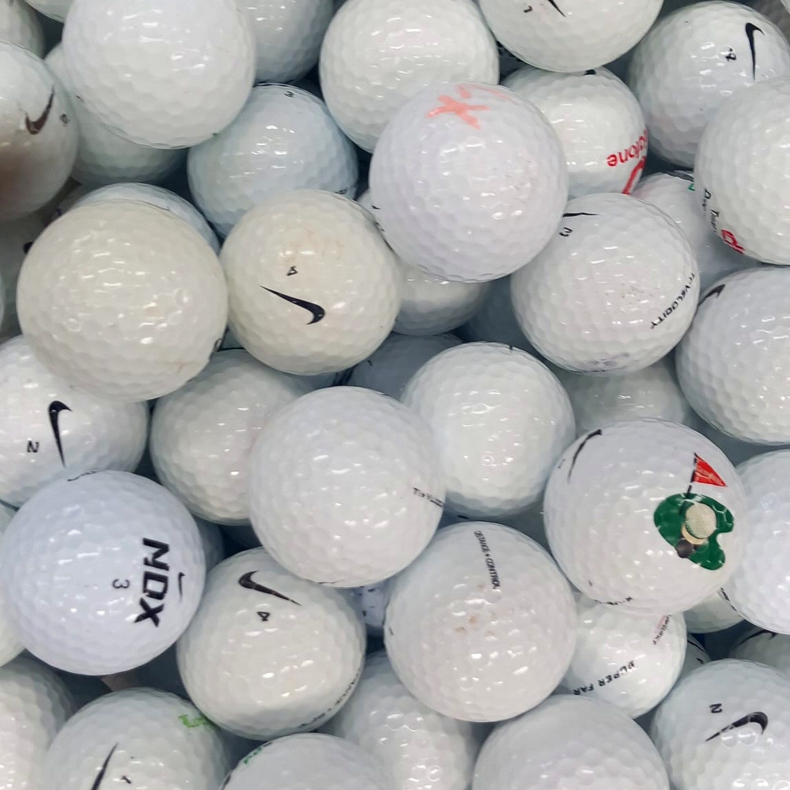 „Nike Lakeballs im Mix, dicht sortiert im TopBall Sammelbehälter – gebrauchte Golfbälle Schweiz"