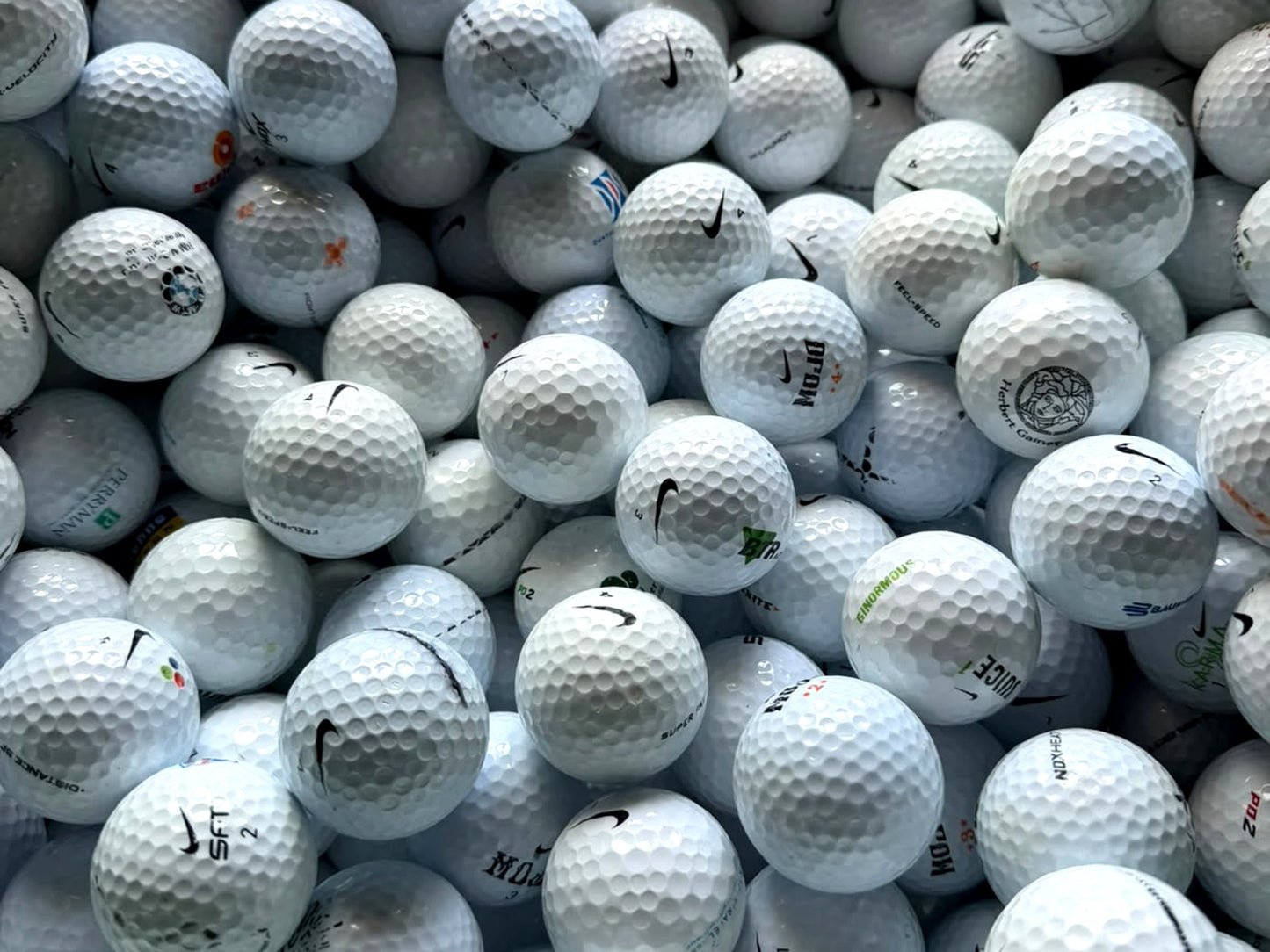 Nahaufnahme Nike Lakeballs – handverlesene Golfbälle für die Nike 12er Box von TopBall Schweiz