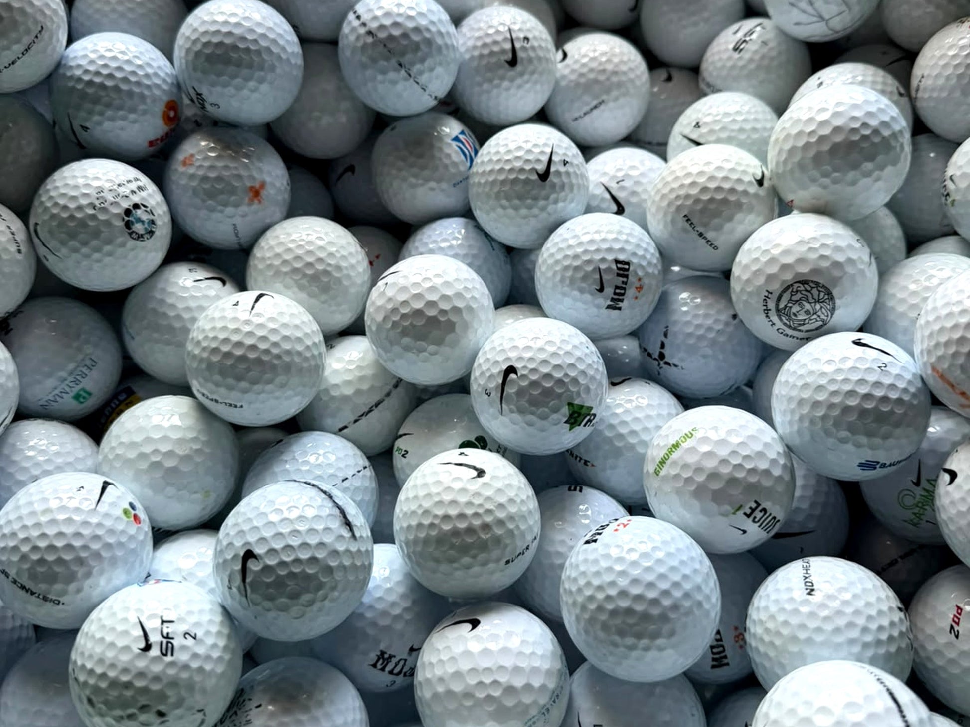 Nahaufnahme Nike Lakeballs – handverlesene Golfbälle für die Nike 12er Box von TopBall Schweiz