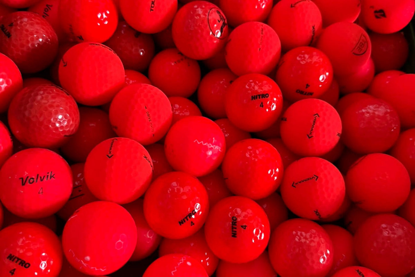 Rote Golfbälle matt und glänzend im Detail – geprüfte Lakeballs von TopBall