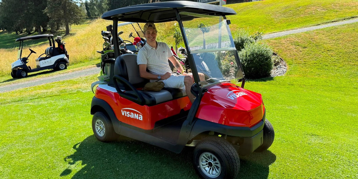 Patrick Roth im Golfcart auf einem Schweizer Golfplatz – Golfplätze der Schweiz entdecken
