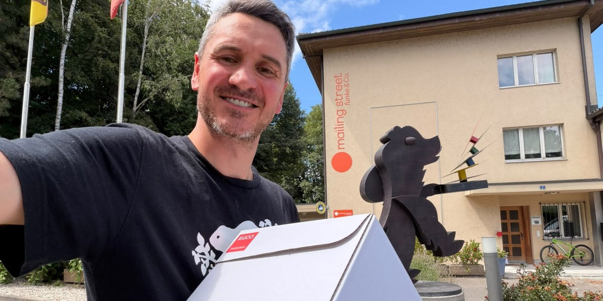Patrick Roth mit TopBall-Paket vor dem Versand – persönlich verpackt in Bern