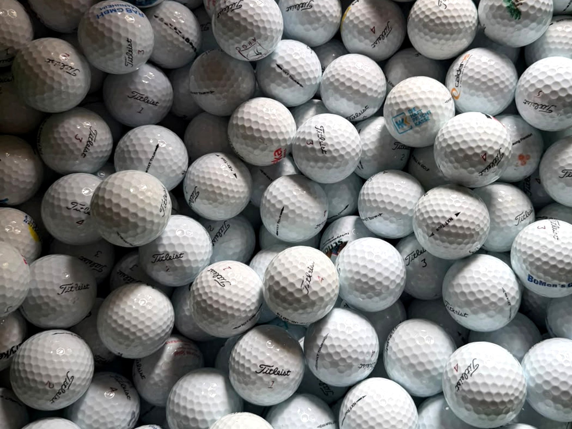 Titleist NXT Tour Golfbälle in Nahaufnahme – der beliebte Allrounder als Lakeball bei TopBall