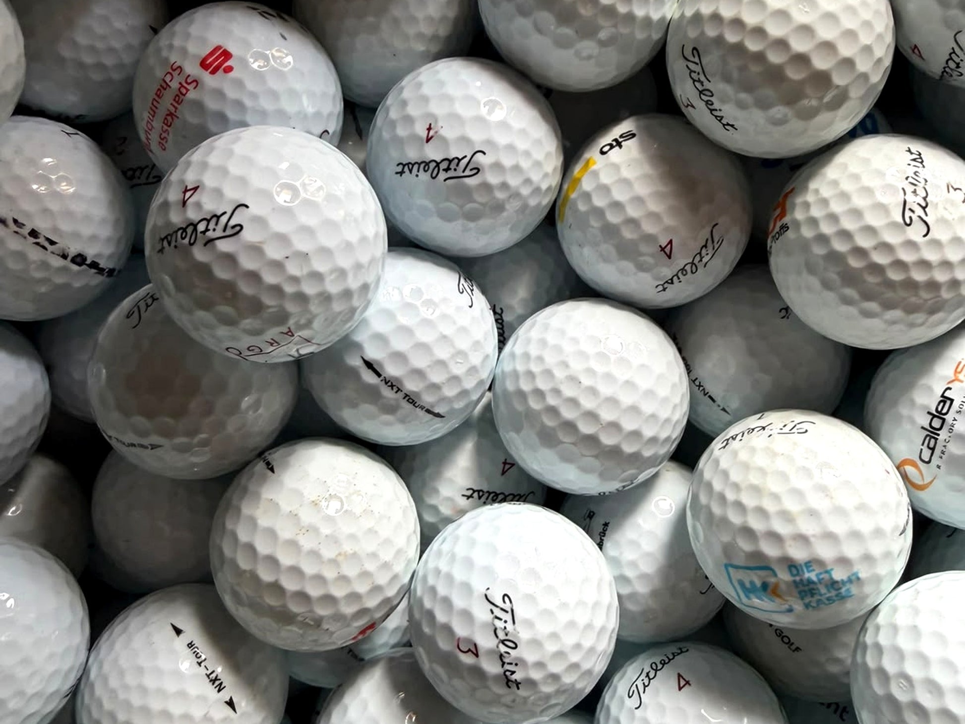 Nahaufnahme Titleist NXT Tour Lakeballs – Golfbälle mit Erfahrung von TopBall Schweiz