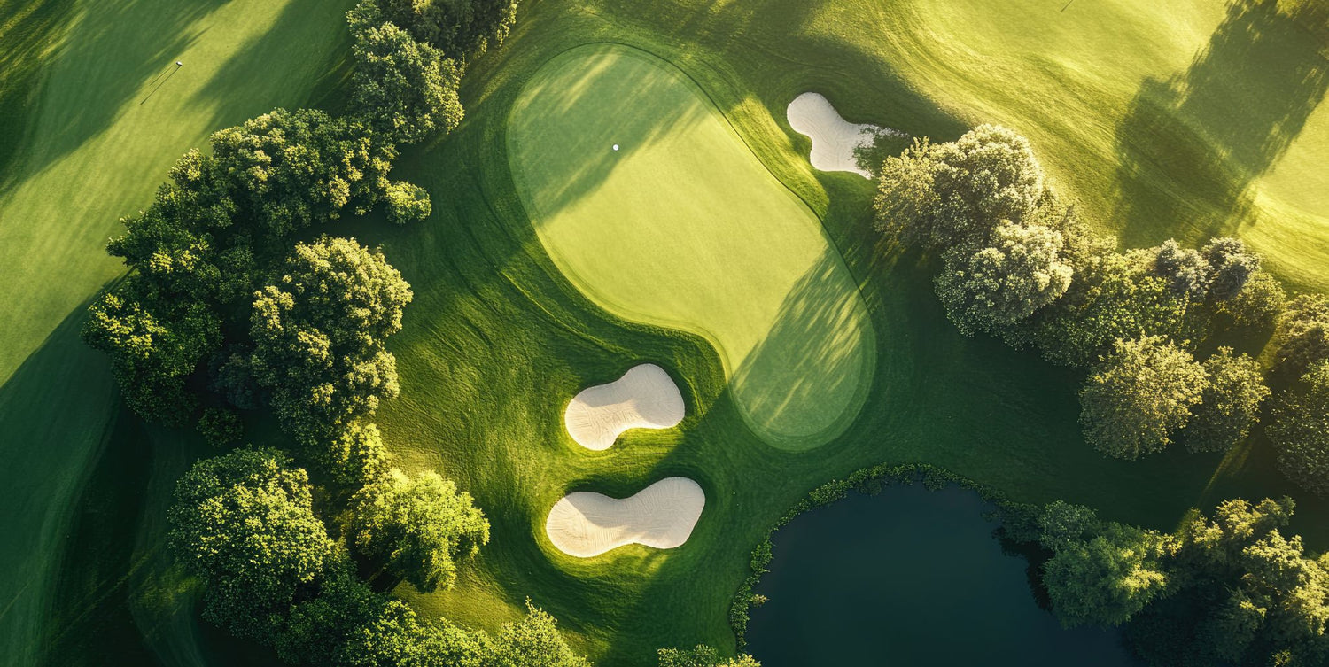 ⛳ Luftaufnahme eines Golfplatzes mit Green und Bunkern – Golfbälle mit Erfahrung von TopBall aus der Schweiz